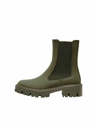 Bottines vert olive en cuir lisse avec des panneaux latéraux élastiques, une semelle en caoutchouc épaisse et un design à bout rond.