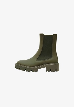 Bottines vert olive en cuir lisse avec des panneaux latéraux élastiques, une semelle en caoutchouc épaisse et un design à bout rond.