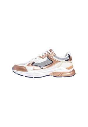 Zapatilla con parte superior de malla y sintético en blanco, con acentos metálicos en oro rosa y detalles en azul marino; suela acolchada para mayor comodidad.