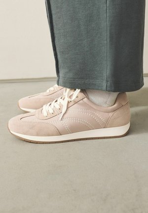 REGULAR FIT - FOREVER COMFORT PANELED - Trainers - camel