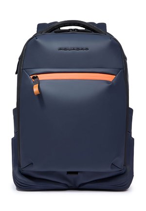 Sac à dos bleu marine avec une poche zippée frontale orange, une poignée noire et des compartiments latéraux, marqué "Piquadro" sur le dessus à l'avant.