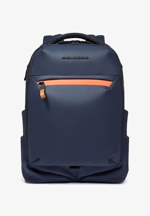 Sac à dos bleu marine avec une poche zippée frontale orange, une poignée noire et des compartiments latéraux, marqué "Piquadro" sur le dessus à l'avant.
