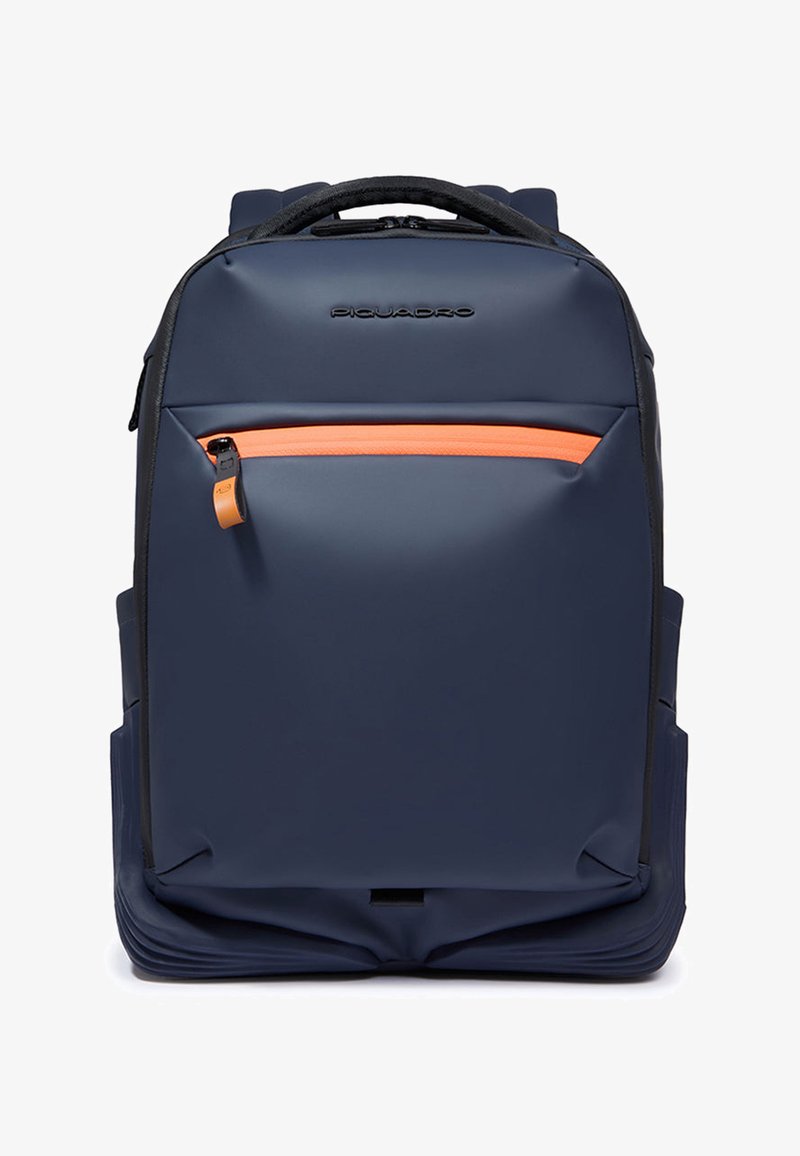 Marineblauer Rucksack mit einer orangen Frontreißverschlusstasche, schwarzem Griff und seitlichen Fächern, oben vorne mit der Marke "Piquadro".