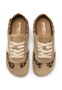 Scarpe in camoscio beige con accenti a stampa leopardata, design con lacci, texture morbida e marchio visibile nelle solette.