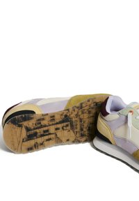 Zapatillas deportivas multicolores con materiales de ante, malla y cuero. Presentan una suela de goma texturizada y acentos de color contrastantes.