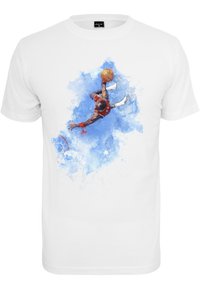 Hvid bomulds t-shirt med en farverig akvarel-illustration af en basketballspiller, der springer for at dunkere en basketball, med blå accenter.
