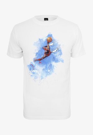 T-shirt en coton blanc présentant une illustration aquarelle colorée d'un joueur de basketball sautant pour dunker un ballon, avec des accents bleus.