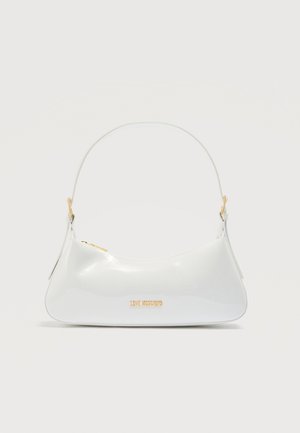 Borsa a spalla in vernice bianca con logo "Love Moschino" dorato e chiusura con cerniera, caratterizzata da una singola tracolla curva.