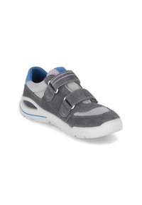Sneaker grigia con materiale in rete e camoscio, doppie cinghie in Velcro, suola imbottita e dettagli blu sul tallone e nelle cuciture.