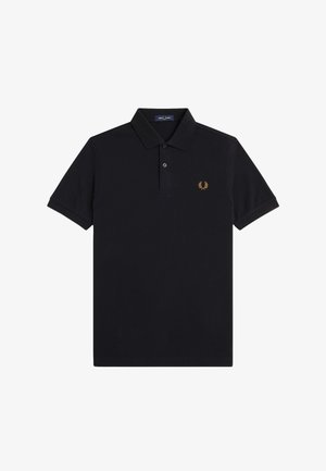 Schwarzes Polohemd mit kurzen Ärmeln, Zwei-Knopf-Leiste und kleinem goldfarbenem Lorbeerkranz-Logo auf der linken Brust.