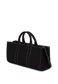 Bolsa de tela negra con costura blanca, forma estructurada, dobles asas y una correa de hombro ajustable. Cuenta con un cierre con cremallera.