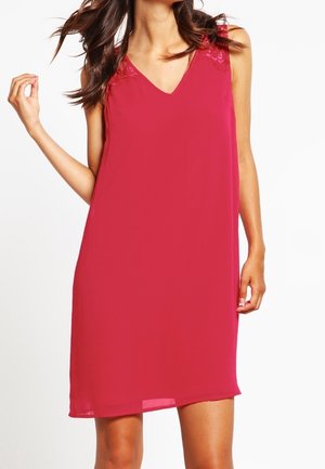 Vestido sin mangas con escote en V de color rosa brillante, confeccionado en una tela ligera y suave con detalles de encaje en los hombros. Diseño de corte recto.