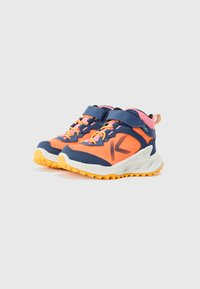 Blaue und orangefarbene Sportschuhe mit einem Mesh-Obermaterial, ausgestattet mit einem Klettverschluss, Schnürsenkeln und einer strukturierten Gummisohle mit Profil.