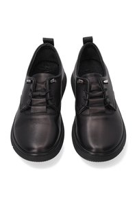 Černé kožené boty s hladkým povrchem, elastickým šněrovacím systémem a plochou gumovou podrážkou. Mají poutko pro snadné obutí a vyzutí.