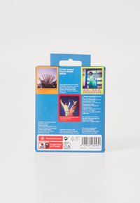Imballaggio rettangolare per foto istantanee a 8 colori. Sfondo blu con testo e immagini. Contiene citazioni fotografiche, istruzioni per la manipolazione e un codice a barre.