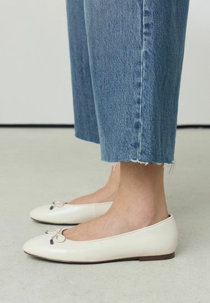 Next, REGULAR FIT - FOREVER COMFORT® ROUND TOE BALLET FLATS - Ballerines - new bone