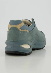 Férfi sneaker puha kék és bézs velúrból, texturált hálós nyelvvel, párnázott gallérral és gumitalppal, amely jellegzetes talpmintázattal rendelkezik.