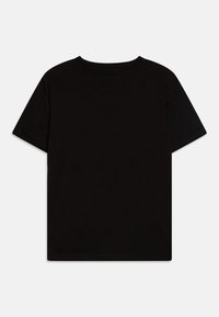 T-shirt nera in cotone a maniche corte con colletto rotondo e una texture liscia. Design semplice, senza motivi o loghi visibili.