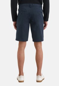 Heren navy korte broek, van katoenmix, met een vlakke voorkant, twee achterzakken en een zachte textuur. Draag met witte schoenen.