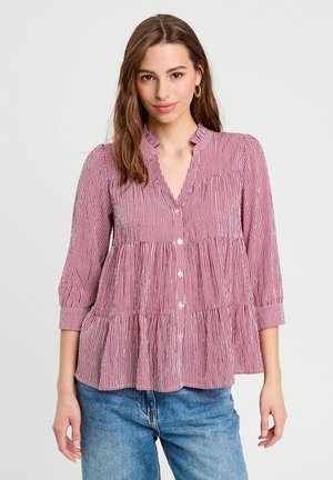 Rød og hvidstribet bluse med lagdelt design, knaplukning foran og mandarin-krave. Trekvartlange ærmer med opsmøgede manchetter.