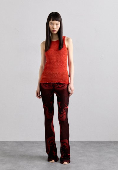 Chet Lo TROUSERS - Hlače - black/red