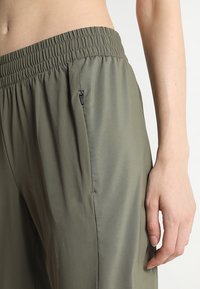 Nike Performance Pantalon de survêtement - olive