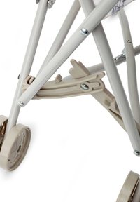 Telaio del passeggino di un beige chiaro con hardware argentato, con gambe angolate, manico regolabile e ruote in gomma con un motivo a stella.