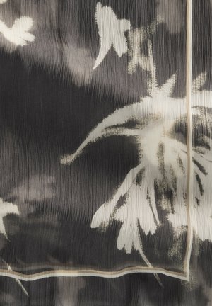 Tissu noir et blanc avec de grands imprimés floraux abstraits et une texture verticale subtile, bordé de fines lignes beige et blanches.