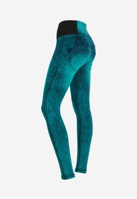 Leggings color turchese con una texture simile al denim, dotati di una cintura elastica nera e di cuciture dettagliate sulle tasche posteriori.