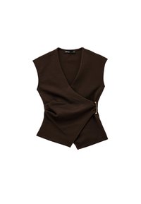 Top envolvente marrón hecho de un material suave. Presenta mangas cortas, un cuello en V profundo y un acento dorado en la cintura. Textura suave.
