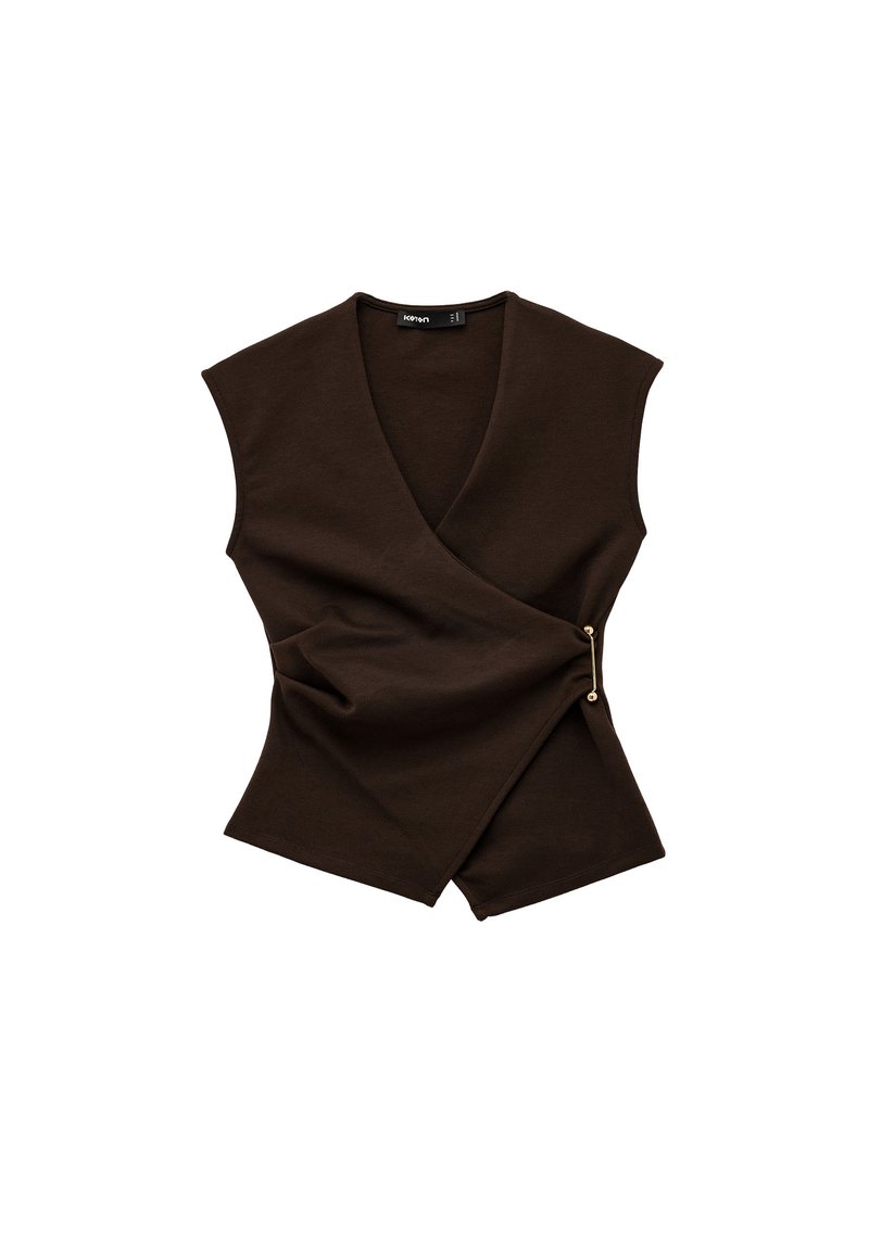 Top envolvente marrón hecho de un material suave. Presenta mangas cortas, un cuello en V profundo y un acento dorado en la cintura. Textura suave.