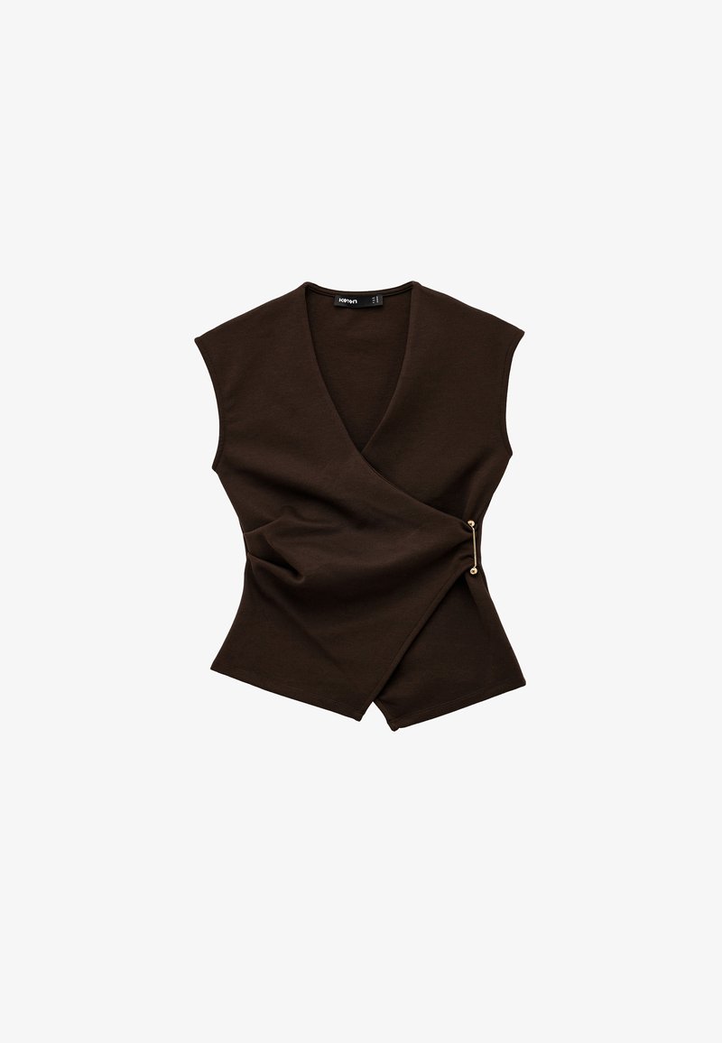 Top envolvente marrón hecho de un material suave. Presenta mangas cortas, un cuello en V profundo y un acento dorado en la cintura. Textura suave.