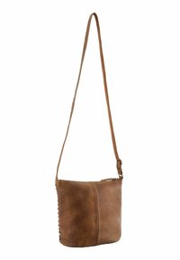 Borsa a spalla in pelle marrone con una lunga tracolla, forma rettangolare, texture liscia e dettagli con zip nella parte superiore.