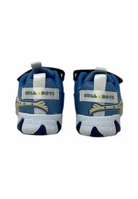 Sneakers in rete blu con suole bianche, caratterizzati da un design testurizzato, accenti con logo e un grafico giocoso sul lato. Supporto per il tallone rinforzato.