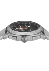 Montre en acier inoxydable avec une lunette texturée, un cadran noir, des accents orange, un sous-cadran et une couronne. Caractéristiques de deux poussoirs sur le côté.