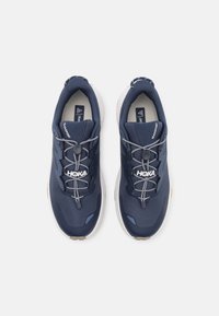 HOKA TRANSPORT - Túracipők - varsity navy/white