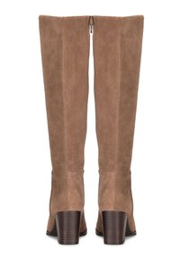 Bottes en suède marron jusqu'au genou avec une texture lisse, fermeture éclair sur le côté et talon en bois empilé. Couture visible à l'arrière.