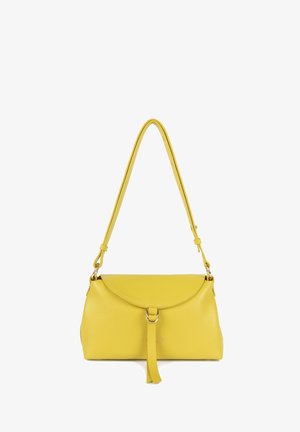 Borsa in pelle gialla con una forma arrotondata, texture liscia e chiusura a pattina. Presenta una lunga tracolla regolabile e un dettaglio di branding discreto.