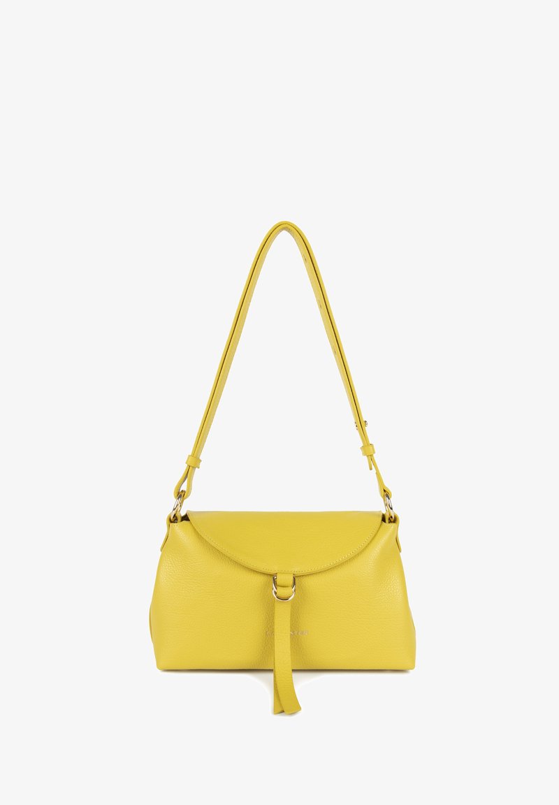 Geel leren handtas met een ronde vorm, een gladde textuur en een flapsluiting. Voorzien van een lange verstelbare schouderband en een subtiele merkdetails.