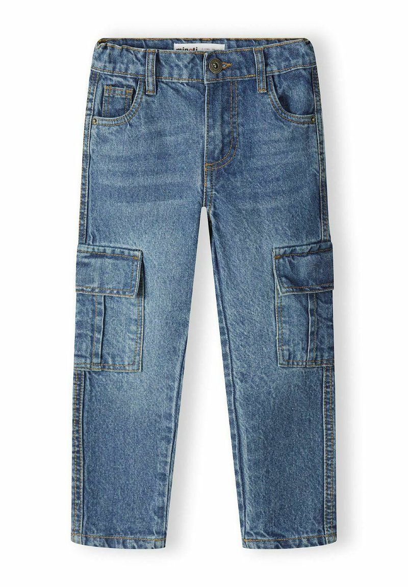 Pantalones cargo de mezclilla en azul claro con un ajuste relajado, que cuentan con dos bolsillos laterales y costuras en contraste. Cierre clásico de botón y cremallera.