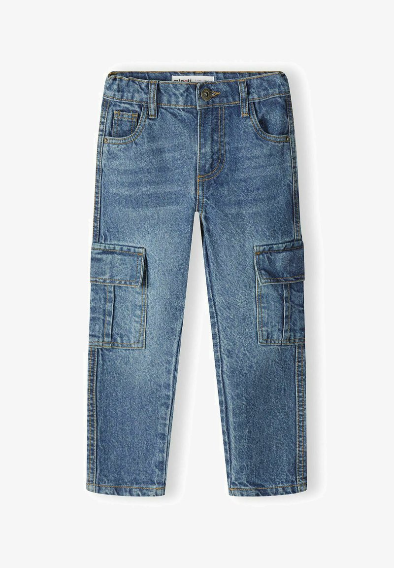 Pantalones cargo de mezclilla en azul claro con un ajuste relajado, que cuentan con dos bolsillos laterales y costuras en contraste. Cierre clásico de botón y cremallera.