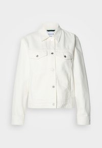 Λευκό τζιν μπουφάν με κλασικό γιακά, δύο τσέπες στο στήθος με ασημένια κουμπιά και δομημένη σιλουέτα. Μικρή υφή.