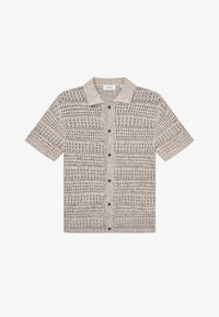 Camisa de punto de manga corta en tonos beige y marrón, con un cuello tipo polo, cierre de botones y un patrón de rayas texturizado.