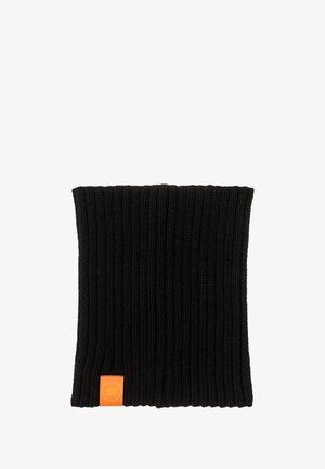 Czarny dzianinowy komin o prążkowanej fakturze, z pomarańczową metką po boku. Prostokątny kształt, miękki materiał zapewniający ciepło.