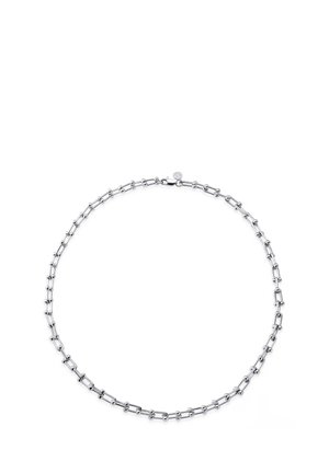 Sølvkjede med forlengede rektangulære ledd og små runde perler, festet med en hummerlås.