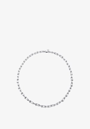 Sølvkjede med forlengede rektangulære ledd og små runde perler, festet med en hummerlås.