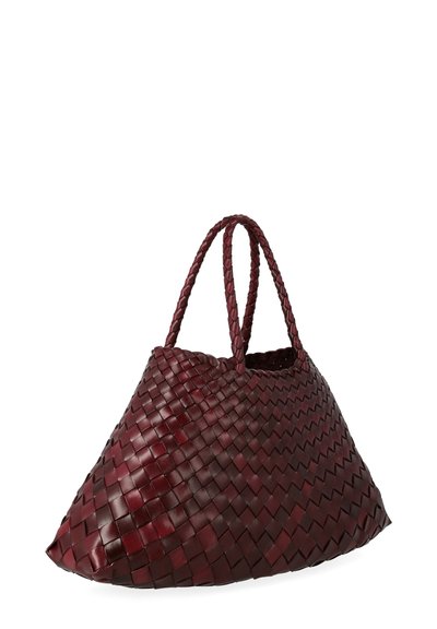 Borsa tote in pelle intrecciata di un rosso bordeaux scuro, con forma triangolare, due manici intrecciati e apertura superiore per un facile accesso.
