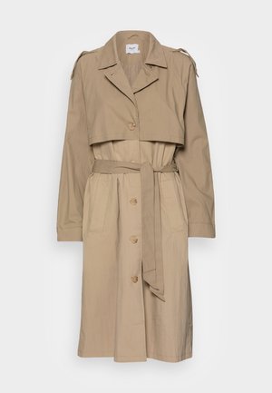 Trench-coat long beige avec fermeture à boutons, taille ceinturée, col à revers, pattes d'épaule et deux poches avant.