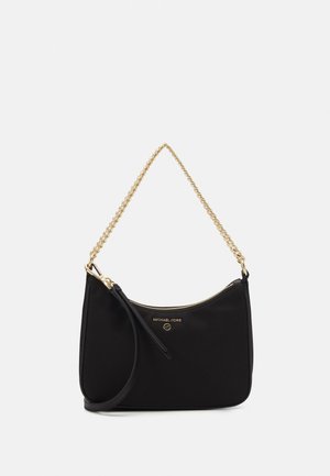 Zwarte handtas met gouden kettingbandje en rits, klein Michael Kors-logo aan de voorkant en extra zwart polsbandje bevestigd.