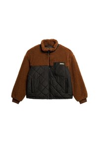 Veste en polaire marron avec tissu matelassé noir, col montant, fermeture éclair à l'avant et une poche poitrine. Matériau texturé, coupe décontractée.